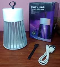 Lámpara anti mosquitos con luz LED ultravioleta que atrae y elimina  insectos al contacto con su red eléctrica interior. Gracias a su diseño  colgable, liviano y alimentado por corriente eléctrica, podes usarla