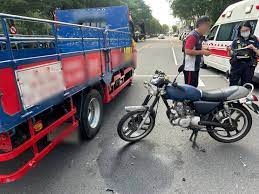 車禍片）更新／撞擊畫面曝光！台中市機車貨車相撞機車女騎士卡車下救出送醫- 民生電子報