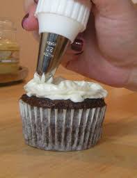 Dauphin decorating cupcakes without a pastry brush. Cupcake Tutorial Decorate This