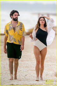 Elizabeth olsen met robbie arnett in mexico in 2017. Elizabeth Olsen Boyfriend Robbie Arnett Hit The Beach In Mexico Elizabeth Olsen Style Elizabeth Olsen Elizabeth Olsen Scarlet Witch