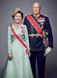 Ms kong harald kreuzfahrten 2020 und 2021 mit highlights kabinen und restaurants bewertungen und erfahrungberichte jetzt einfach online buchen. Norwegian Royal Family Fun Facts 6 Reasons We Love King Harald V Queen Sonja And The Norwegian Monarchy