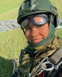 A Sargento Cássia Bahiense Neves fez história ao se tornar a primeira  mulher da Força Aérea Brasileira a conquistar o brevê de Mestre de Salto  Livre! Após um intenso curso de quatro