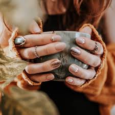 La tendencia de los diseños de uñas y la decoración de uñas en tus manos seguirá siendo una moda de belleza este año, que cada vez se hace mucho más elegante como también tiene mayor elaboración y creatividad. Tendencias 2021 Los Disenos De Unas Que Estaran De Moda Y Quedan Con Todo Soy Carmin