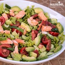 1 conserva ton (de 160 gr) 2 avocado 2 linguri ulei de samburi de struguri 2 oua fierte 1 ceapa mica cateva fire patrunjel 1 lingura suc de lamaie sare, piper. Salata De Somon Si Avocado Avocado Salmon Salad Madeline Ro