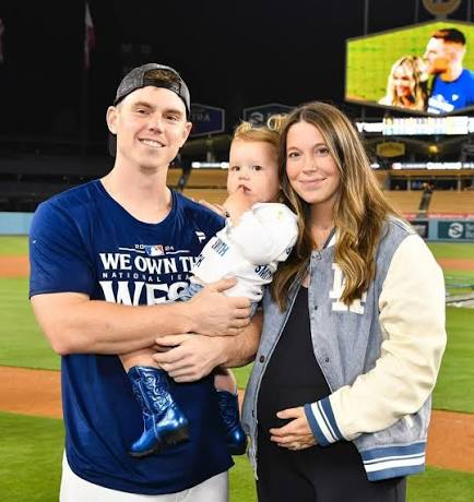 Dodgers star Will Smith shares a heartwarming family moment with his wife and kids, celebrating quality time off the field 💙