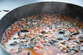 Ricette di contorni e di insalate per la primavera e l'estate con i fagioli dell'occhio nero. Zuppa Di Fagioli Dall Occhio Con Cavolo Nero Chiara E Cucina