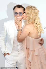 Pamela Anderson vẫn sexy ở tuổi 52 | Báo Dân trí