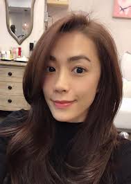 柯以柔- 🧧開始有準備新年的心情🥳🥳昨天設計師幫我染了一個霧感米卡其色、微修頭髮的層次看起來不死板💇‍♀️💇‍♀️還...