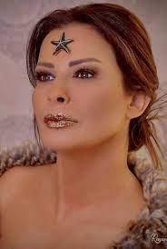 الفنانة كارلا بطرس شاهدت الموت وربما عاشته، فبعد الحادث الاليم الذي تعرضت له وخسرت فيه زوجها وابنها، تبدو اليوم هادئة جدا لكن هذا الهدوء يعكس حزنا لا يمكن وصفه، خصوصا انها عادت الى الحياة بعد غيبوبة امتدت لايام غير قليلة. Ø®Ø§Øµ Ø§Ù„ÙÙ† ÙŠÙƒØ´Ù Ø¹Ù† Ù…ÙØ§Ø¬Ø£Ø© Ø¨Ø®ØµÙˆØµ Ø¯ÙˆØ± ÙƒØ§Ø±Ù„Ø§ Ø¨Ø·Ø±Ø³ ÙÙŠ Ø¹Ø±ÙˆØ³ Ø¨ÙŠØ±ÙˆØª 2