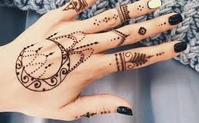 Yuk intip 60+ gambar henna tangan yang cantik yang bisa kamu tiru berikut ini. Gambar Henna Tangan Mudah Dan Cantik