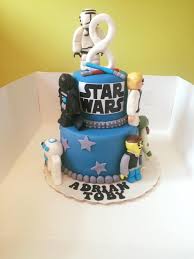 Bursdagkake for Adrian Toby      Gratulerer med 8 års dagen        To  etasje sjokoladekake med sjokolade smøre krem inni .Trekk av marsipan ,pynt  av fondant og marsipan .Logo Star Wars er spiselig bilde .