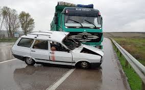 Edinilen bilgiye göre, tir sürücüsü alamettin kaymaz (54) i̇stanbul'dan yüklediği oyuncakları aydın'a götürmek için hareket etti. Bursa Da Trafik Kazasi 1 Olu 1 Yarali Bursa Haberleri