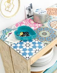 Tisch Mit Fliesen Farbenfroh Als Kucheninsel Verwenden Fur Rustikales Design Vintage Badezimmer Zementfliesen Fliesen