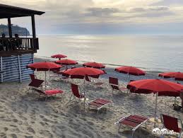 A series of bays and coves with crystal water and golden sand where you can swim among fishes, the riaci. Die Strande Von Tropea Reisefanten De