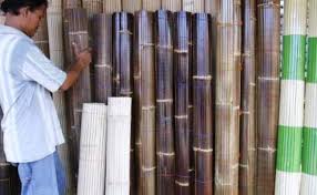 Anyaman terbuat dari bambu dapat di buat dengan bahan yang irit namun dapat membuahkan beragam kerajinan. Cara Membuat Kerai Atau Tirai Bambu Youtube Cute766