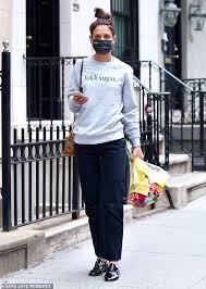 Are putting on the brakes on what was once a steamy, hot relationship. Katie Holmes Is Spotted Buying Flowers During A Solo Outing In New York City Without Her Boyfriend Todayuknews