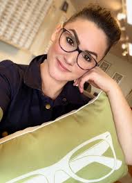 Get to know us! 💛 Jacqueline Sheppard grew up in Oak Forest, Illinois and  went