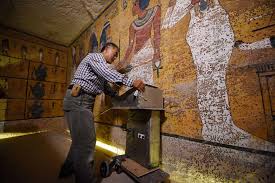 He is in the form of osiris during the first scene. King Tut And Queen Nefertiti Were They Buried Together