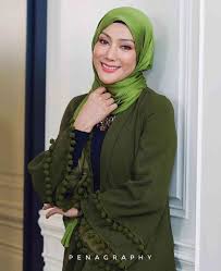 140,067 likes · 312 talking about this. 10 Pesona Cantik Erra Fazira Mantan Istri Engku Emran Yang Juga Artis Malaysia Selebriti Artis Kecantikan