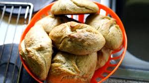 400 g green cabbage, 2 fennel heads, 1 onion, 2 garlic cloves, 1 tablespoon fennel seeds, 150 ml vegetable stock, olive oil, salt, pepper, fennel greens, for the dillsauce: Altbackenes Brot Und Harte Brotchen Auffrischen