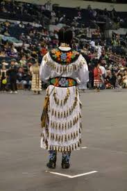 Beautiful Old Style Jingle Dress And Beadwork Beadwork By Bearflats Beads And More Elaine Buchanan Be Jingle Dress Jingle Dress Dancer Native American Clothing