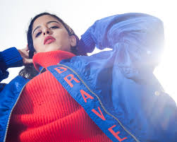 Μου' πε μάντισσα πως για να σε βρω θα'πρεπε φτερά να έχω και πως για να πιω απ'τα χείλη σου θάλασσες να ταξιδέψω. Marina Satti Eley8eros An8rwpos Einai Aytos Poy Den Fylakizetai Sthn Eikona Toy Toy Lazaroy Antwniadh Tetragwno Gr