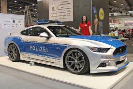 Die Initiative Tune It Safe Hat Einen Ford Mustang Auf Besondere Art Getunt Im Polizeilook Und Mit 455 Ps Sitz Ford Mustang Gt Mustang Autos Mustang Cobra