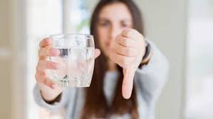 Tahukan anda minum air putih alias air mineral itu ada aturannya lo. Aneh Orang Orang Ini Sangat Benci Minum Air Putih Klik Hijau
