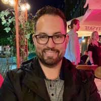 Kerry Wakefield's Instagram, Twitter & Facebook