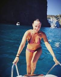 Ha trascorso l'infanzia tra milano, londra e l'india (essendo i suoi genitori seguaci di osho). Camila Raznovich Biografia