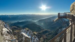 Ausztria legnagyobb területét az alpok hegyei foglalják el. Lepcso A Semmibe Megnyilt Ausztria Legmagasabban Fekvo Fuggohidja Dachstein Felett Vilagutazo Europa Gyalogtura Via Ferrata Hegymaszas Teli Tura Hotalpas Tura Sieles Utazom Com Utazasi Iroda