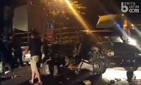 Membuat berita acara kejadian sebagai berikut : L300 Tabrak Trailer Dan Kijang Sopir Terjepit 4 Korban Luka Luka Beritajatim Com