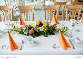 Dies ist überhaupt nicht schwer und bietet nicht nur viel raum für eigene ideen, sondern schont ganz nebenbei auch den. Die 27 Besten Ideen Zu Floristik Blumengestecke Tisch Hochzeit Selber Machen Steckschaum Blumengestecke Blumen Gestecke