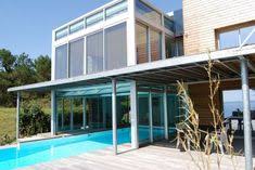 La Piscine In Out Un Type De Piscine A La Fois A L Interieur Et A L Exterieur De La Maison Piscine Interieure Construire Une Piscine Piscine Exterieure