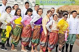 Pakaian tradisional melayu merujuk kepada pakaian tradisional orang melayu, terutamanya baju melayu dan baju kurung. Chut Thai Pakaian Tradisional Thailand Yang Indah Asia 2021
