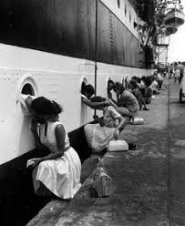 These 44 Photos From The Past Won T Be In History Books They Re That Messed Up Vintage Photography Last Kiss Photography