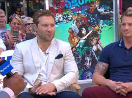 Его мать родом из швеции, а отец — американец. Suicide Squad Star Jai Courtney Reveals Tattoo He Got After Losing Bet To Margot Robbie Abc News