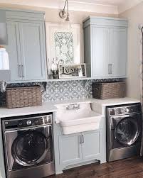 32 Awesome Farmhouse Laundry Room Decor Ideas Buanderie Minimaliste Linge Dans La Salle De Bain Renovation De Buanderie