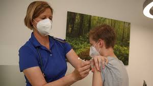 Die empfehlung der stiko, auch ältere kinder und jugendliche gegen corona zu impfen. Corona Impfung Fur Jugendliche Druck Auf Stiko Wachst Weiter Br24