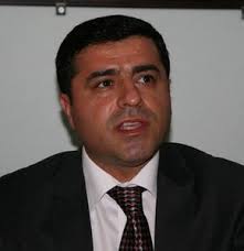 Maybe you would like to learn more about one of these? Selahattin Demirtas Konusulurken Arkasina Mermi Birakildi Gundem Haberleri