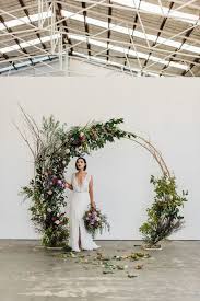 Puedes colocar una flor de la misma que un arco de globos, con un alambre como la base del arco y las flores atadas al alambre. Ideas Para Decorar Backdrops Redondos Con Flores Naturales Ideas Para Las Fiestas Infantiles Para Mujeres Hombres 15 Anos Y Bodas
