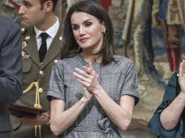 Reina Letizia: la chica del tiempo le 'roba' el estilismo