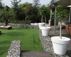 Am haus die terrasse, danach der rasen und am rand pflanzstreifen. Moderne Gartengestaltung Mit Pflanzen Mobeln Und Steinen