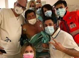 All the money in the world. Gianni Morandi Das Foto Mit Arzten Und Krankenschwestern Im Krankenhaus In Bologna Corriere It Nach Welt
