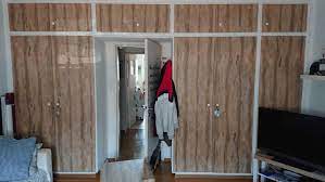 Hat jemand einen guten tip womit man die oberkante der turverkleidung am besten reinigen kann da ich keinen schrank mit tausend kostbaren mittelchen. Schrank Bekleben Kleiderschrank Folie In Holz Resimdo