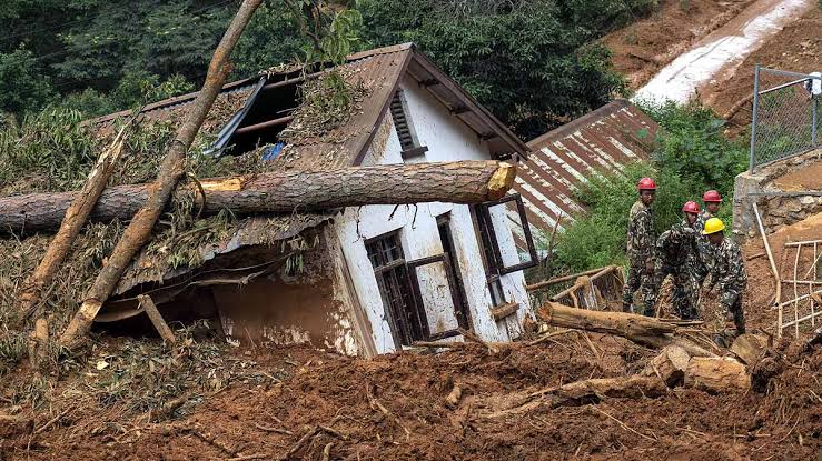 Nepal Flood: बहते मकान, तबाह कस्बे और गिरते ब्रिज... नेपाल की बाढ़ से भयावह  तबाही, 241 लोगों की मौत - Science AajTak