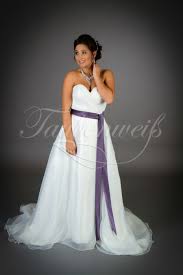 Wir stehen mit unserer brautmode kollektion für moderne brautkleider, verlobungskleider und hennakleider für den glänzenden auftritt. Brautkleid Tw0025b Aus Organza Mit Lila Band