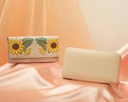 7 Best Women's Wallets: Card Cases, Coin Purses, Continental Styles -  Bloomberg