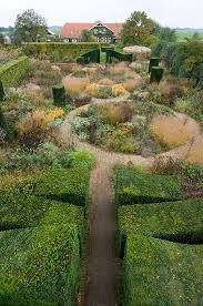 The Asymmetry And Lack Of Balance In This Garden Coupled With The Unusual Way The Hedges At The Front Are Trimmed Prairie Tuin Tuin Ideeen Natuurlijke Tuin