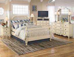 Farmhouse bedroom furniture doesn't have to perfectly match, and it actually adds to the character if things feel like they were collected over time. Country Cottage Style Bedrooms Country Cottage Style Bedrooms Schlafzimmer Landhausstil Schlafzimmer Design Wohnung